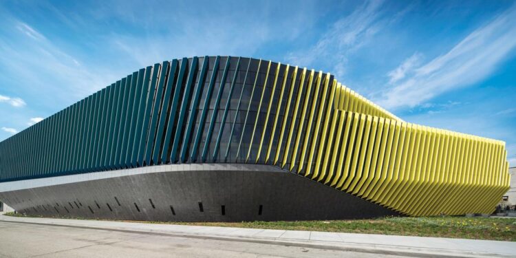 Gradients: The Dynamic Visual Comeback in Modern Design